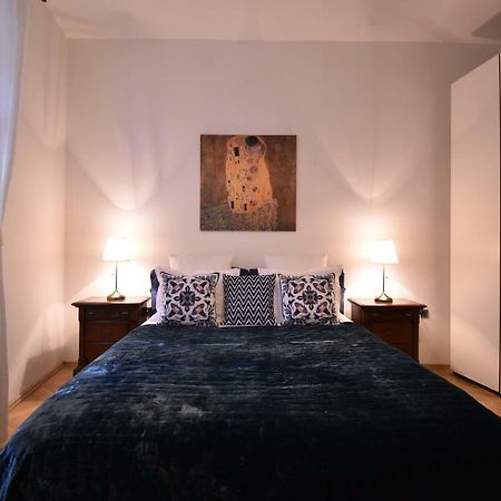 Cozy Flat By The Astronomical Clock Apartman Prága Kültér fotó