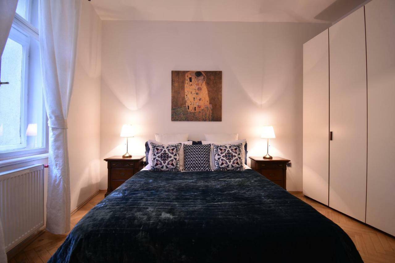 Cozy Flat By The Astronomical Clock Apartman Prága Kültér fotó