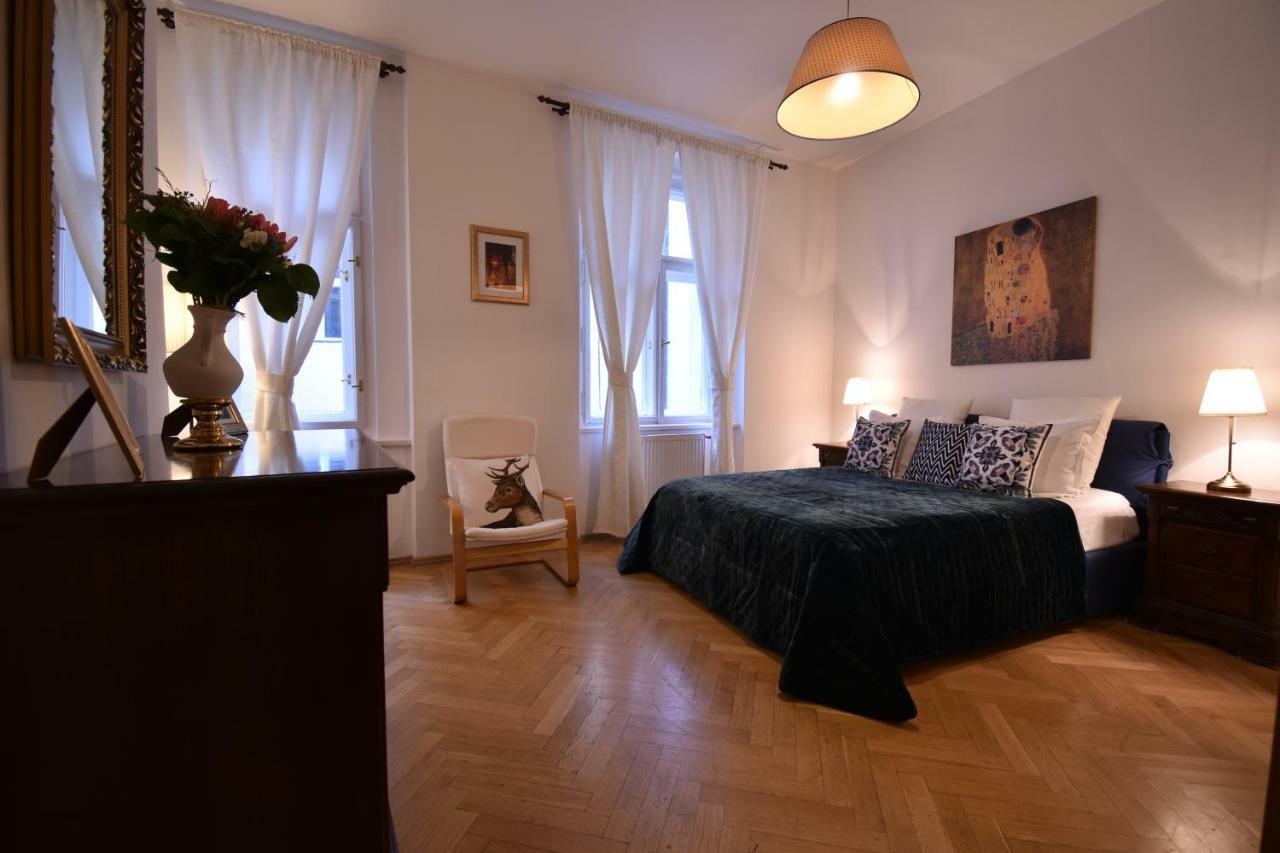 Cozy Flat By The Astronomical Clock Apartman Prága Kültér fotó