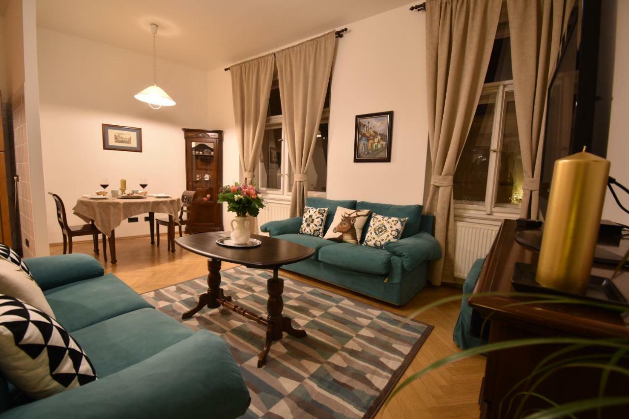 Cozy Flat By The Astronomical Clock Apartman Prága Kültér fotó