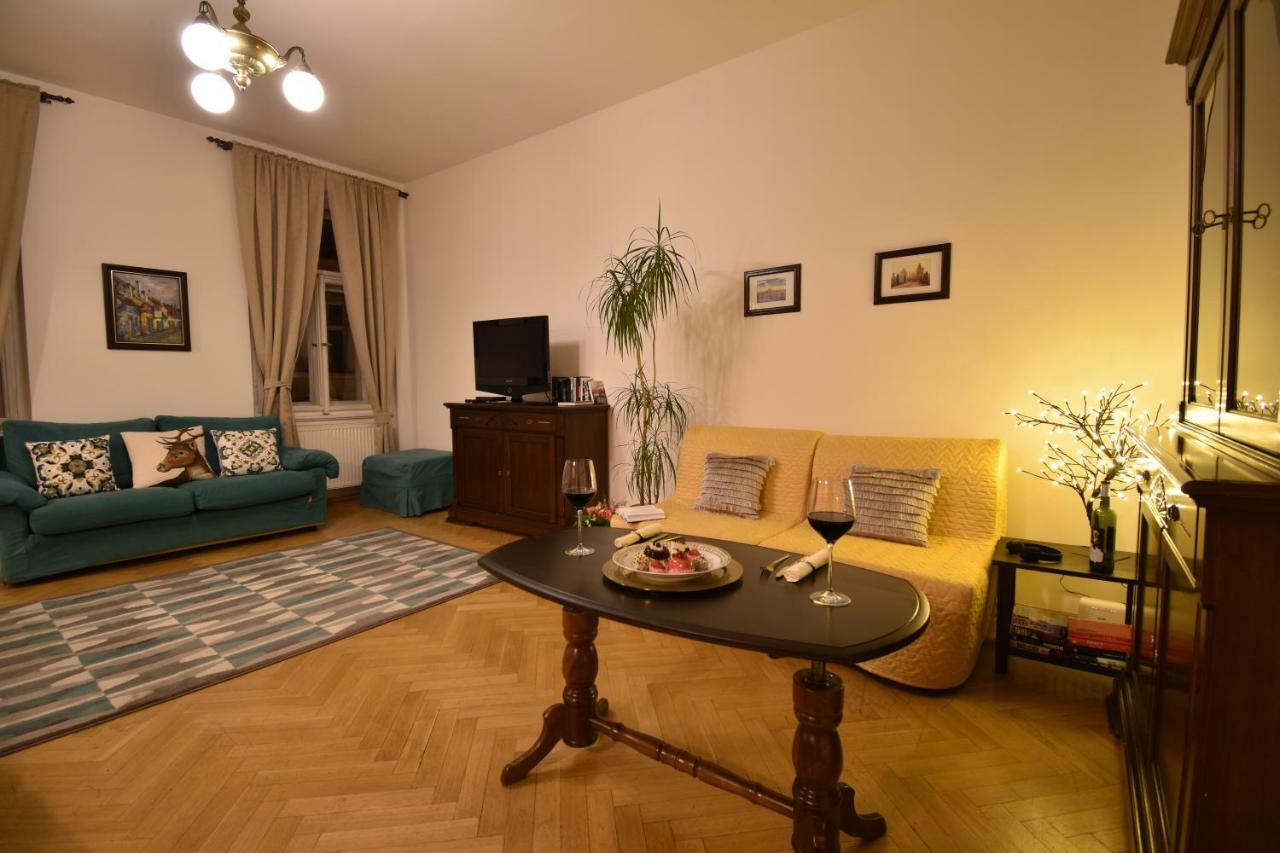 Cozy Flat By The Astronomical Clock Apartman Prága Kültér fotó
