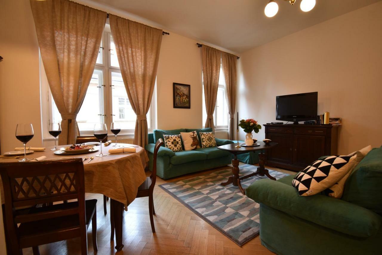 Cozy Flat By The Astronomical Clock Apartman Prága Kültér fotó