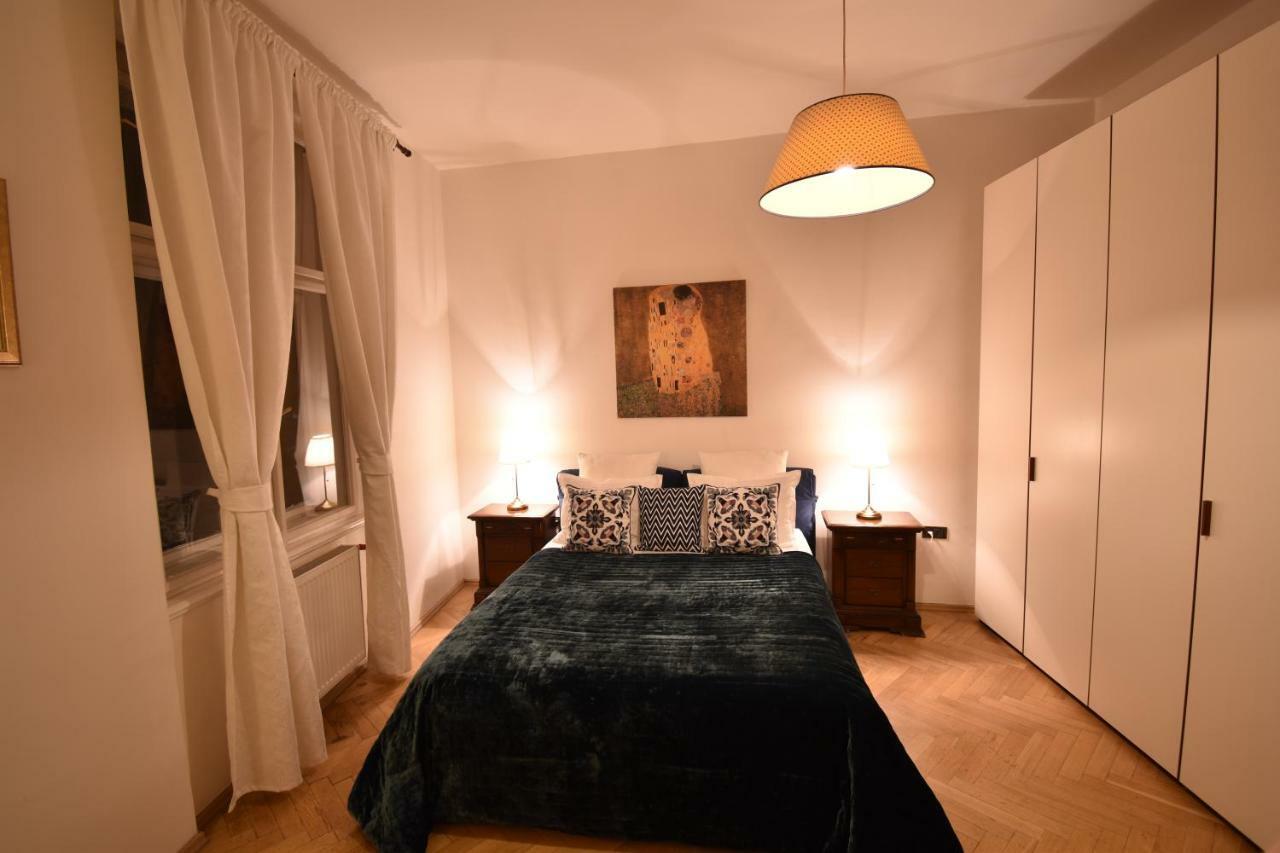 Cozy Flat By The Astronomical Clock Apartman Prága Kültér fotó