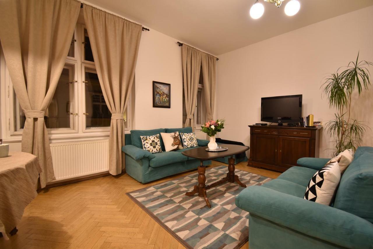 Cozy Flat By The Astronomical Clock Apartman Prága Kültér fotó