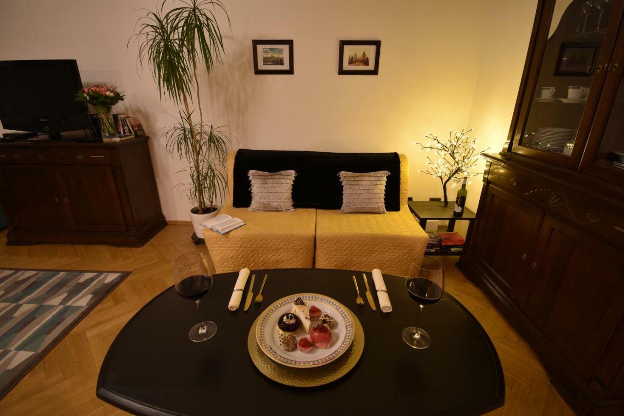 Cozy Flat By The Astronomical Clock Apartman Prága Kültér fotó