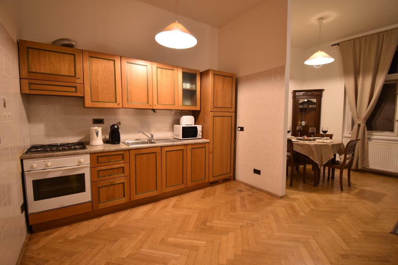 Cozy Flat By The Astronomical Clock Apartman Prága Kültér fotó