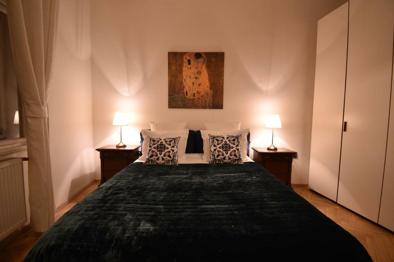 Cozy Flat By The Astronomical Clock Apartman Prága Kültér fotó