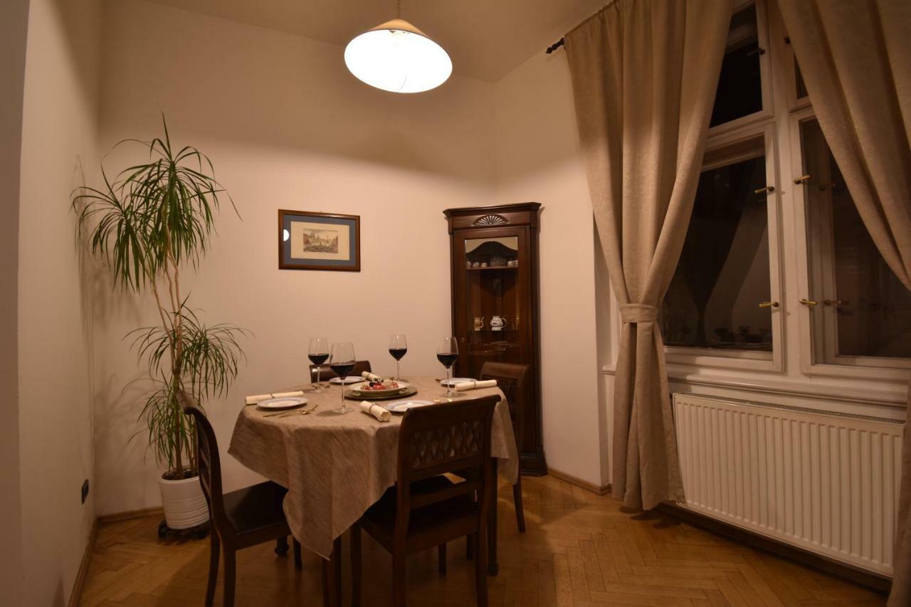 Cozy Flat By The Astronomical Clock Apartman Prága Kültér fotó