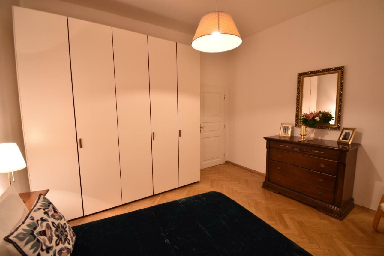 Cozy Flat By The Astronomical Clock Apartman Prága Kültér fotó
