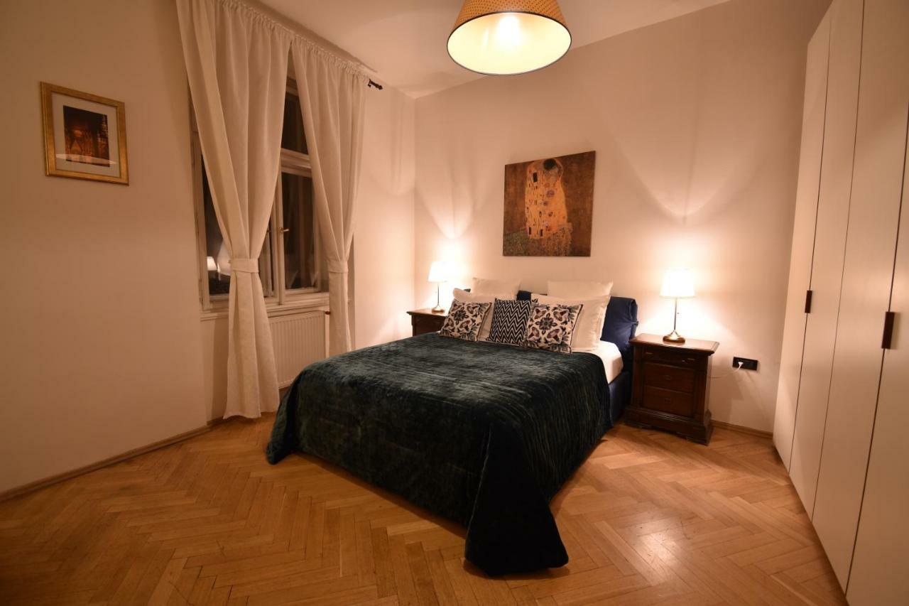 Cozy Flat By The Astronomical Clock Apartman Prága Kültér fotó