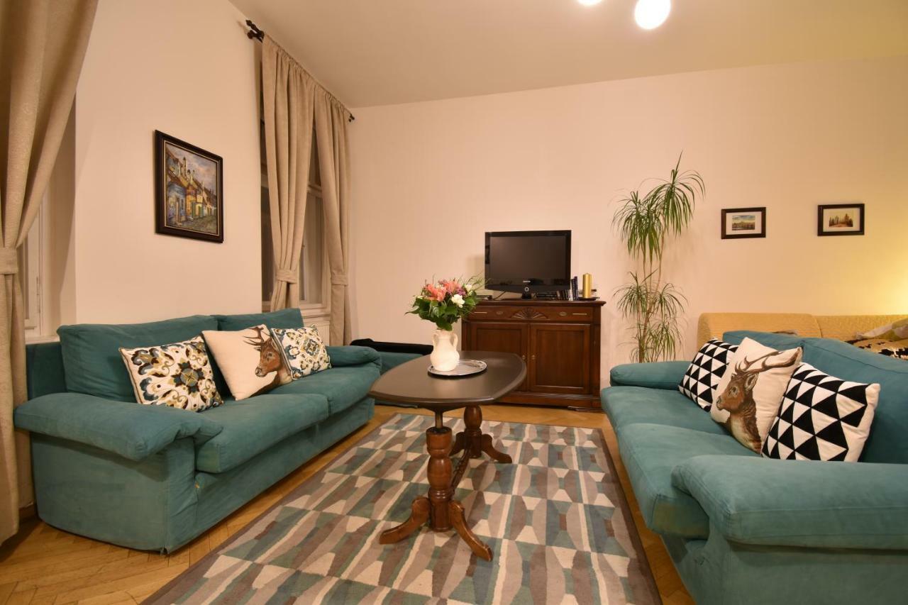 Cozy Flat By The Astronomical Clock Apartman Prága Kültér fotó
