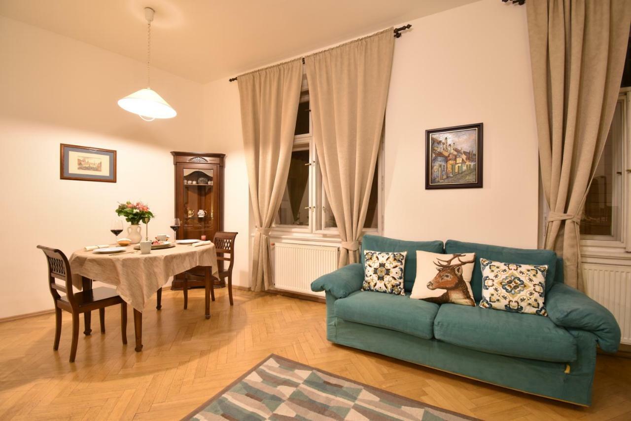 Cozy Flat By The Astronomical Clock Apartman Prága Kültér fotó