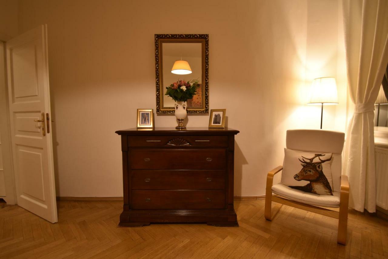 Cozy Flat By The Astronomical Clock Apartman Prága Kültér fotó