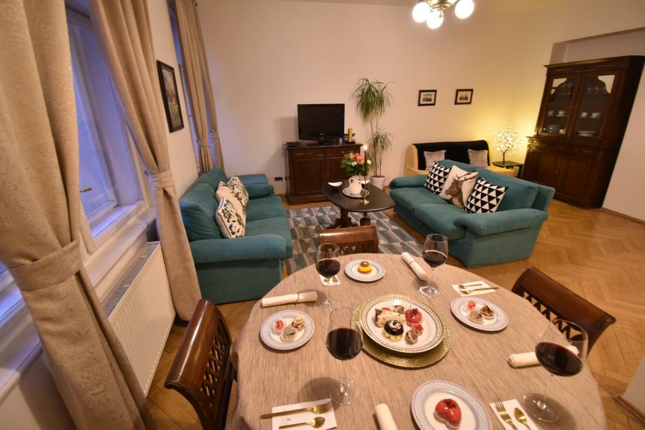 Cozy Flat By The Astronomical Clock Apartman Prága Kültér fotó