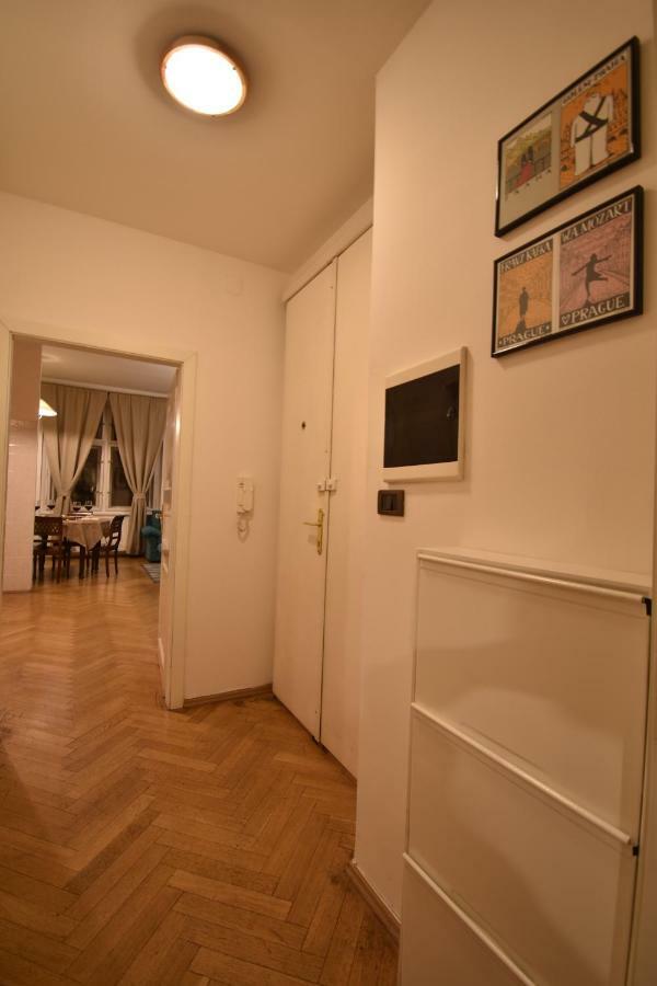Cozy Flat By The Astronomical Clock Apartman Prága Kültér fotó